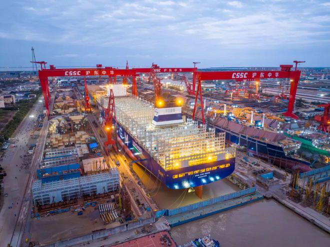 Kaiyun体育网站:全球首艘24000TEU级双燃料动力集装箱船提前10天出坞创多项纪录(图3)