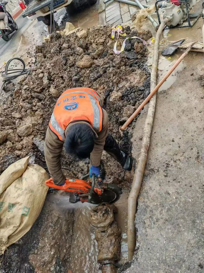 Kaiyun体育网站：河北保定：供水部门快速响应及时修复损坏管道(图2)