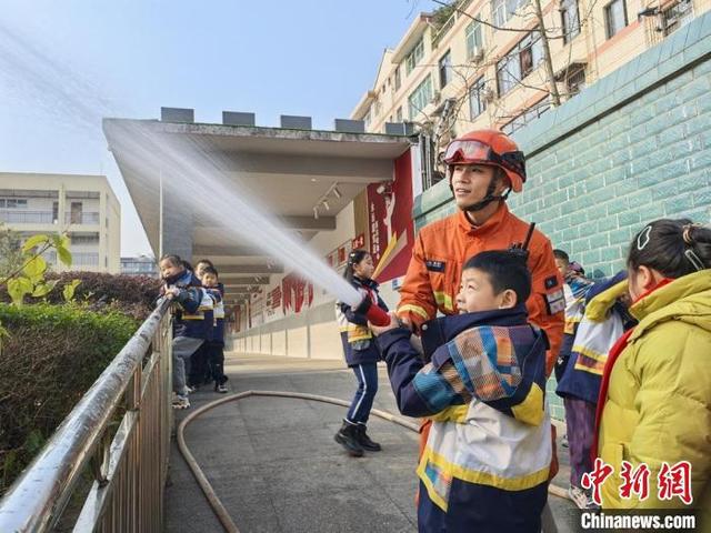 四川成都：春季开学师生们齐学森林防灭火知识(图3)