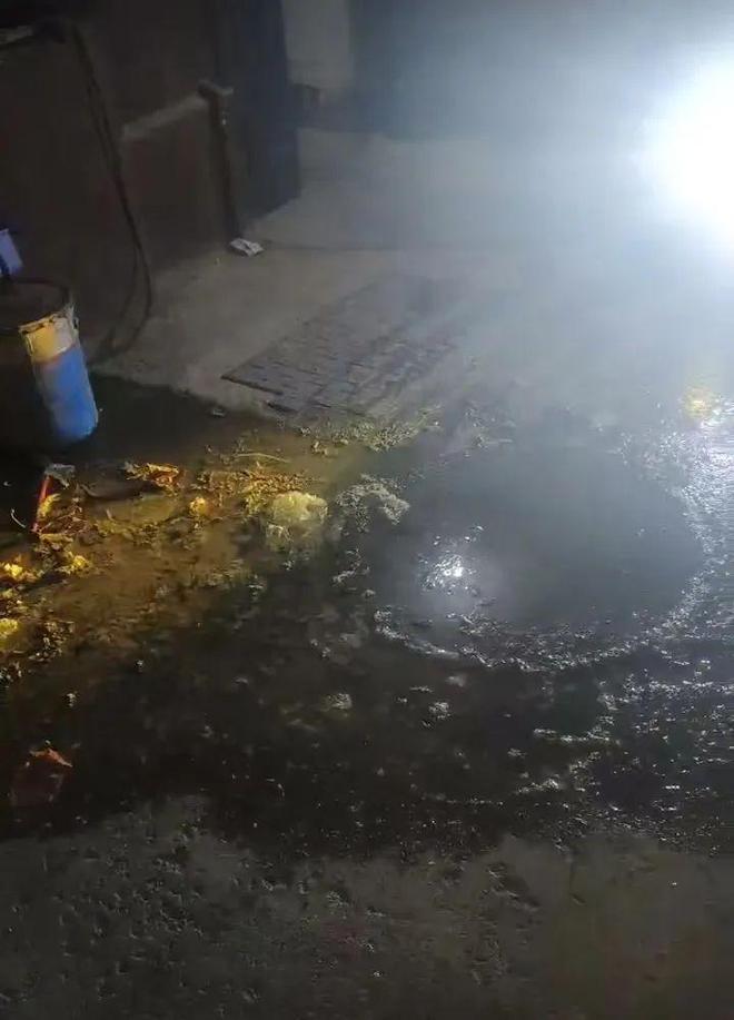 Kaiyun（中国体育）：【网友留言】一小区楼前管道破裂臭气熏人影响出行谁来管？(图2)