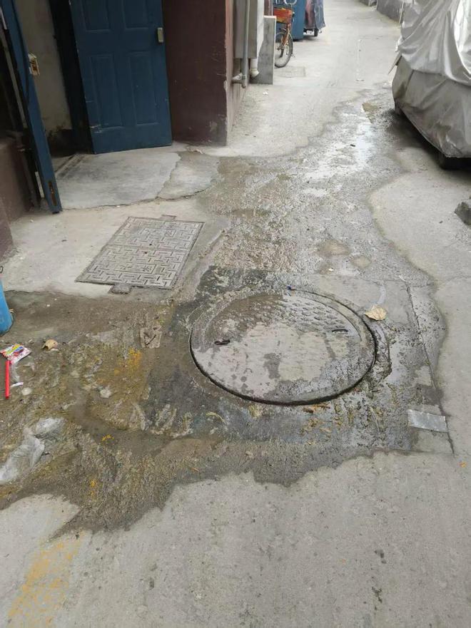 Kaiyun（中国体育）：【网友留言】一小区楼前管道破裂臭气熏人影响出行谁来管？(图1)