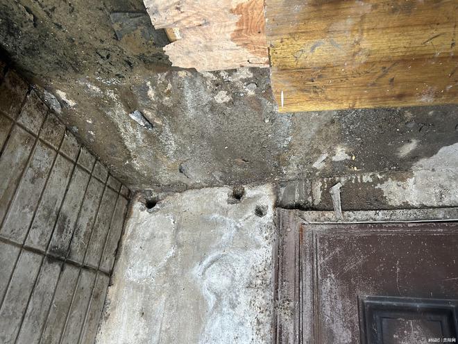 云岩区一公厕管道渗漏附近商户喊“遭不住”！整改方案有了(图2)