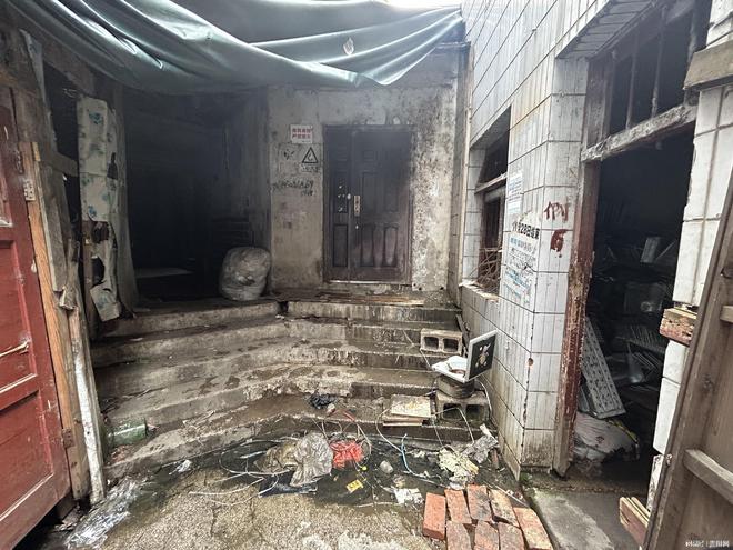 云岩区一公厕管道渗漏附近商户喊“遭不住”！整改方案有了(图1)