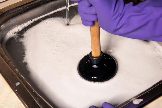 下水道堵了别再用棍子捅了教你几个小妙招轻松解决不伤管道(图1)