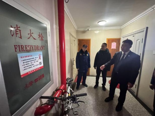 自行车拴消火栓前洗衣机、购物车摆在家门口北京海淀消防夜查清理住宅疏散通道(图1)