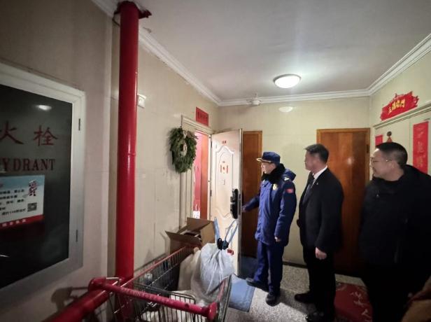 自行车拴消火栓前洗衣机、购物车摆在家门口北京海淀消防夜查清理住宅疏散通道(图2)