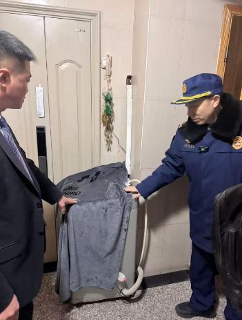 自行车拴消火栓前洗衣机、购物车摆在家门口北京海淀消防夜查清理住宅疏散通道(图3)