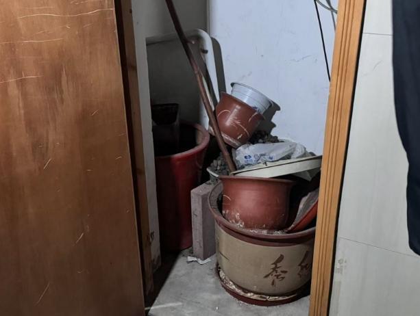 自行车拴消火栓前洗衣机、购物车摆在家门口北京海淀消防夜查清理住宅疏散通道(图4)