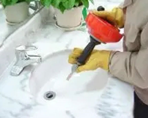 生活中遇到管道堵塞该如何疏通？(图1)