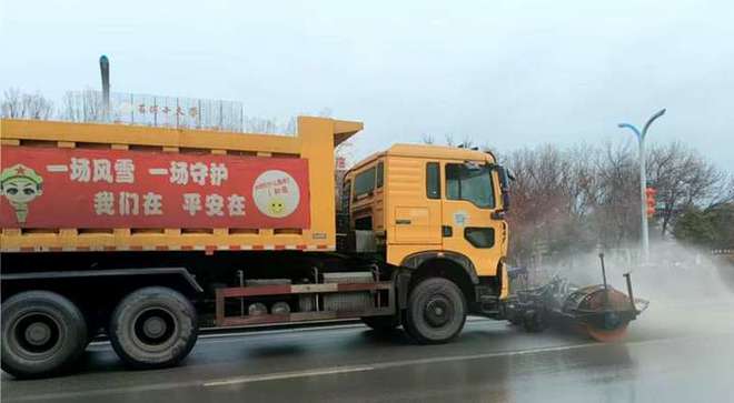 Kaiyun体育网站：降雨后环卫迅速行动全力清理道路积水保畅通(图1)