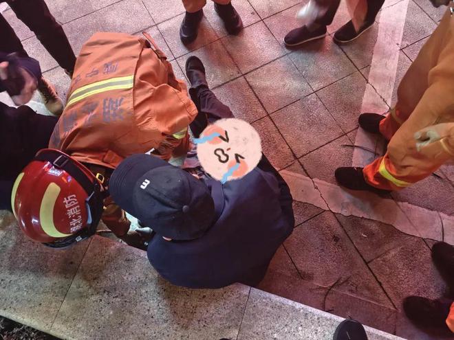 路边下水道“吃”小孩？咸宁消防快速救援(图2)