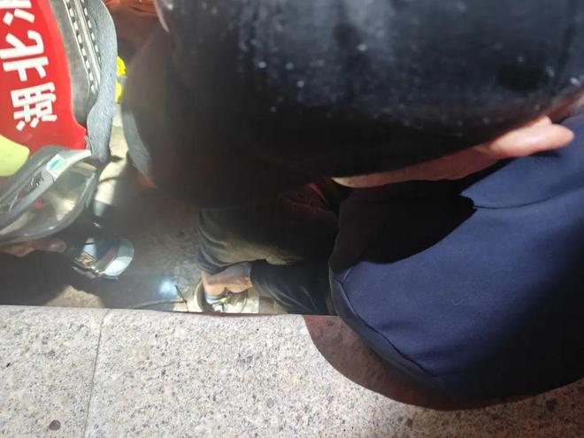 路边下水道“吃”小孩？咸宁消防快速救援(图1)