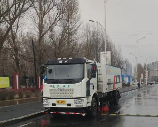 春雪过后环卫工人推水作业避免路面结冰(图9)