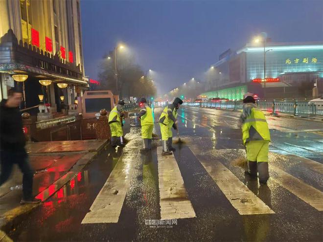 春雪过后环卫工人推水作业避免路面结冰(图8)