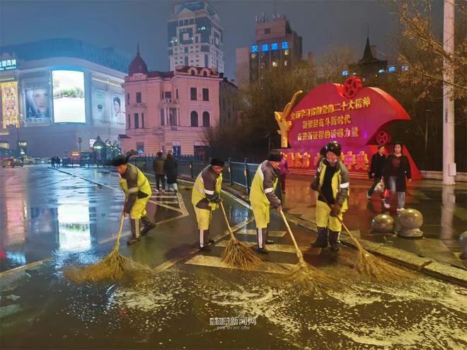 春雪过后环卫工人推水作业避免路面结冰(图3)