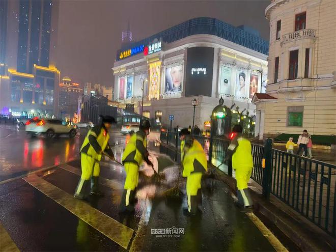 春雪过后环卫工人推水作业避免路面结冰(图5)