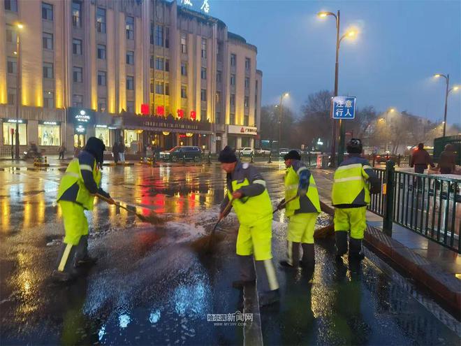 春雪过后环卫工人推水作业避免路面结冰(图6)