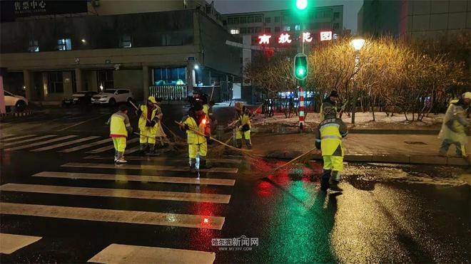 春雪过后环卫工人推水作业避免路面结冰(图7)