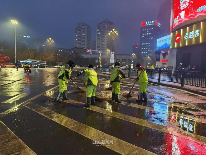 春雪过后环卫工人推水作业避免路面结冰(图4)