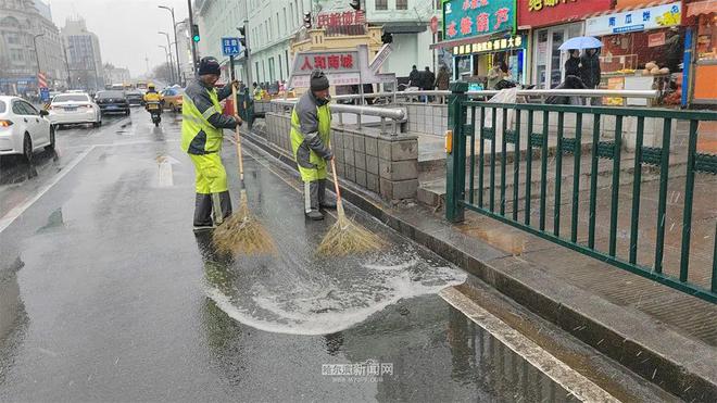 春雪过后环卫工人推水作业避免路面结冰(图2)