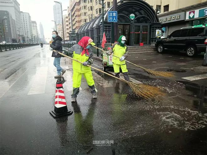 春雪过后环卫工人推水作业避免路面结冰(图1)
