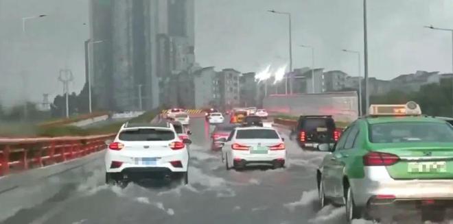 罕见大暴雨一天恢复!成都这些年做对了什么?(图1)