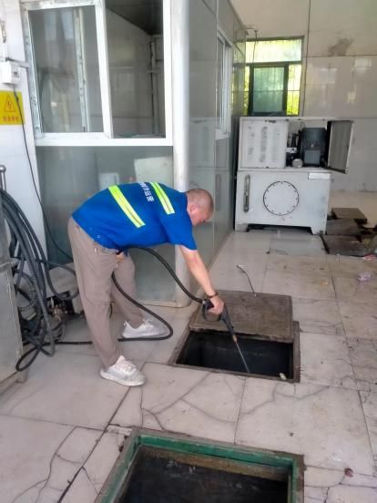 Kaiyun体育网站：战高温保清洁筑牢夏季环境卫生防线(图1)