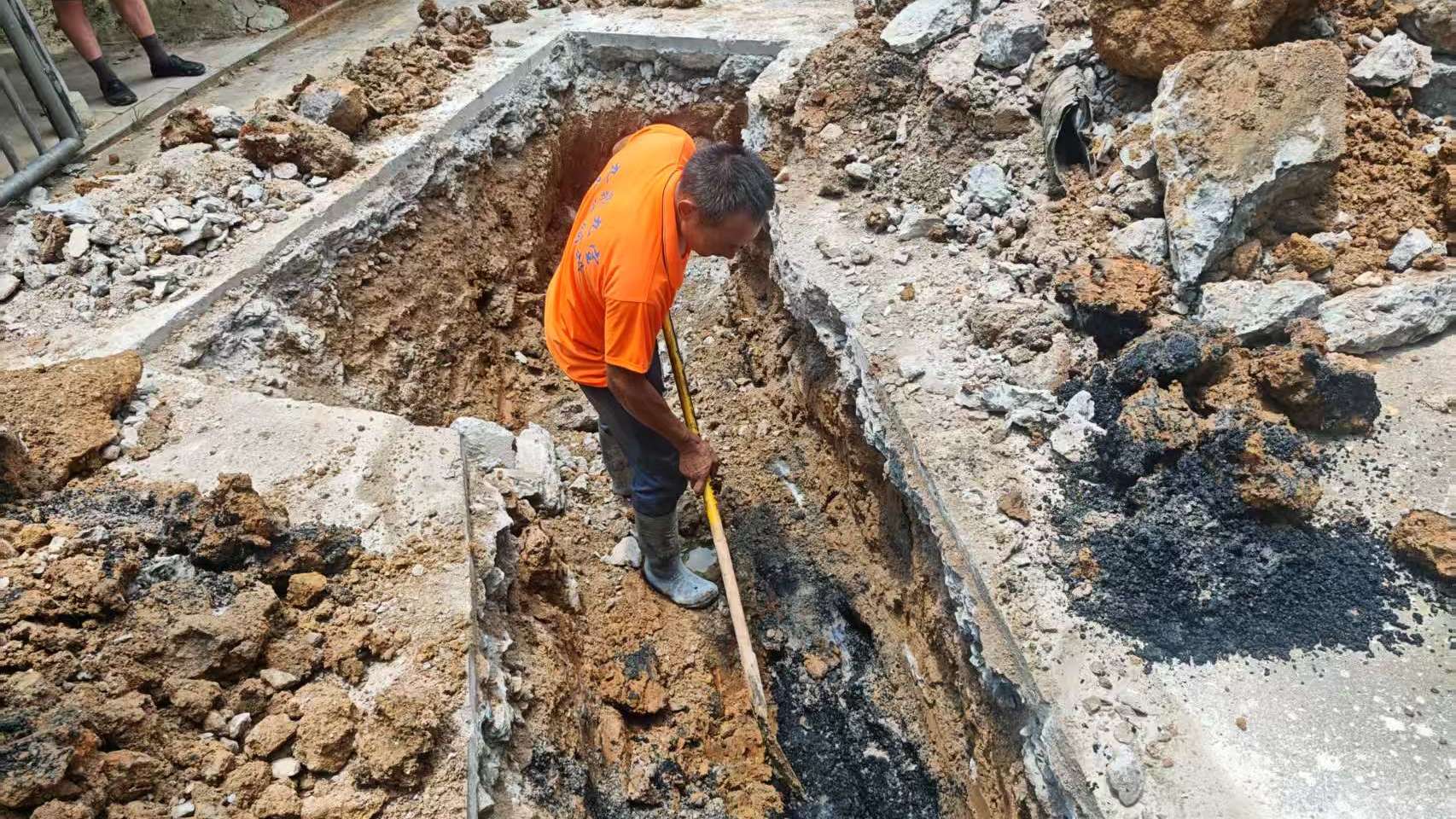 Kaiyun体育网站：马安社区：疏通下水管道“舒”通民生堵点(图2)