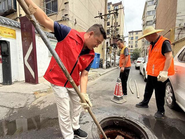党建引领志愿行疏通管道暖民心(图1)
