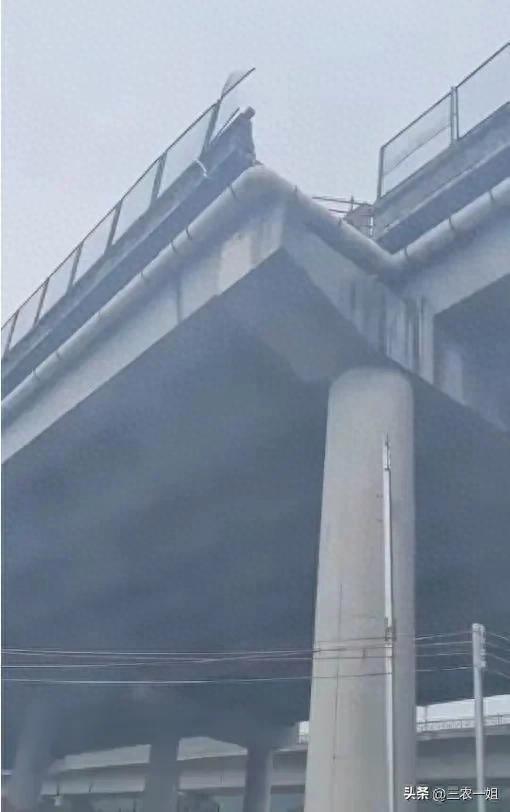 Kaiyun(中国体育):小车坠桥后续:超速冲破防撞沙桶和护栏致车上5人死亡回应(图1)