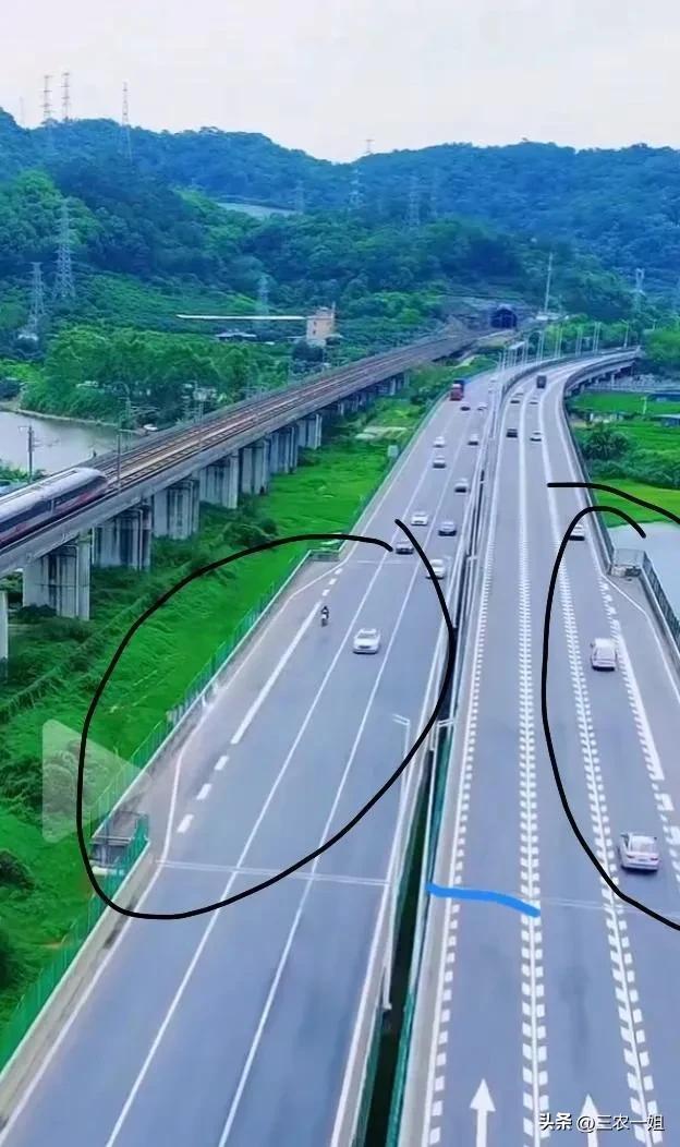 Kaiyun(中国体育):小车坠桥后续:超速冲破防撞沙桶和护栏致车上5人死亡回应(图3)