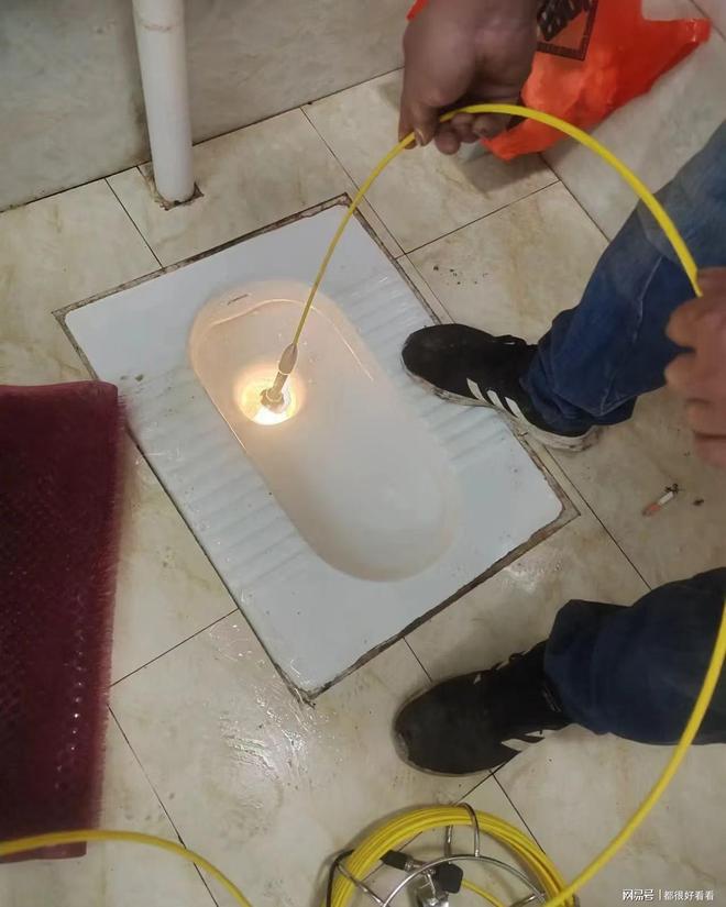 Kaiyun体育网站：重庆疏通下水道地漏电话疏通马桶化粪池师傅(图3)
