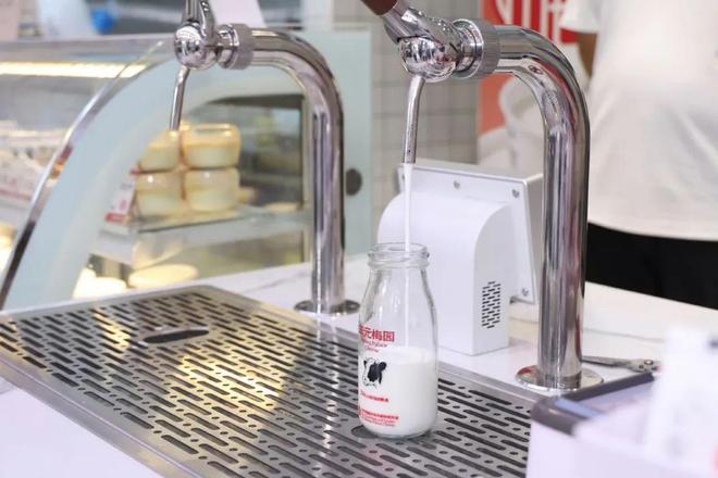 Kaiyun（中国体育）：现打鲜奶火了三元、新希望等乳业巨头纷纷跨界开店？(图1)