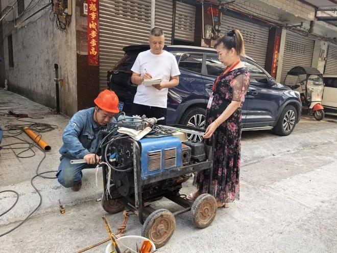 雨城区大兴街道:代表脚步量民情燃气管道连民心(图1)