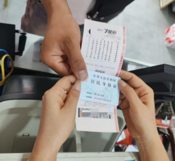 安徽杨女士帮人买彩票中了500万！这钱算谁的？(图1)