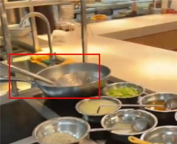 Kaiyun体育网站：西贝后厨直播变喜剧现场曝用“漏勺”清理下水道客服：正调查此事(图2)