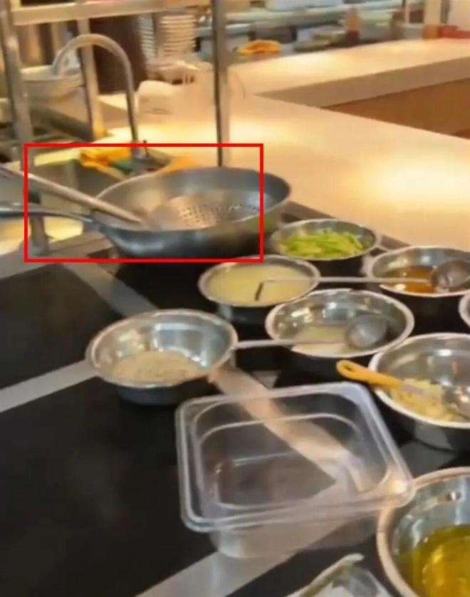 Kaiyun（中国体育）：西贝暂停后厨开放此前曾被曝有门店用“漏勺”清理下水道(图2)