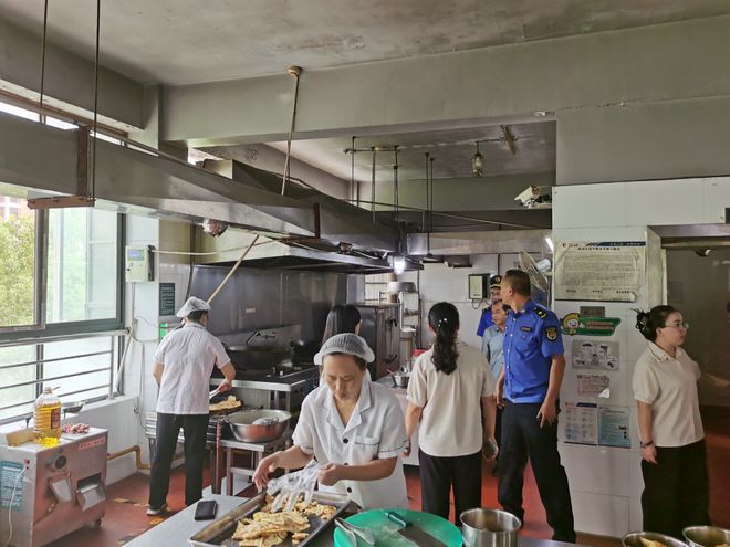 新洲城管“帮办式执法”解民忧老旧油烟管道噪音问题顺利整改(图1)