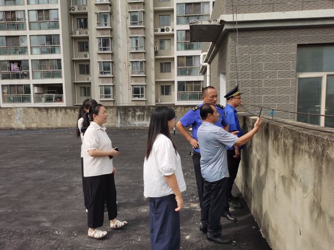 新洲城管“帮办式执法”解民忧老旧油烟管道噪音问题顺利整改(图2)