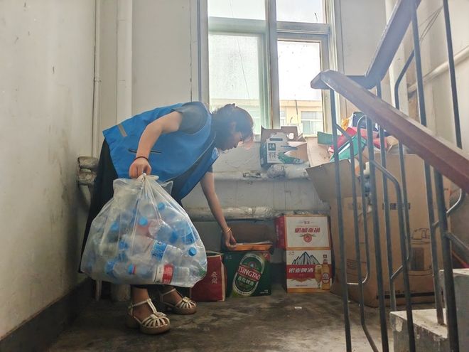 济宁任城区古槐街道关帝庙社区网格员快速清理楼道杂物(图1)