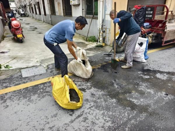Kaiyun体育网站：信阳市羊山新区：疏通堵塞管道“贴心”服务暖民心(图2)