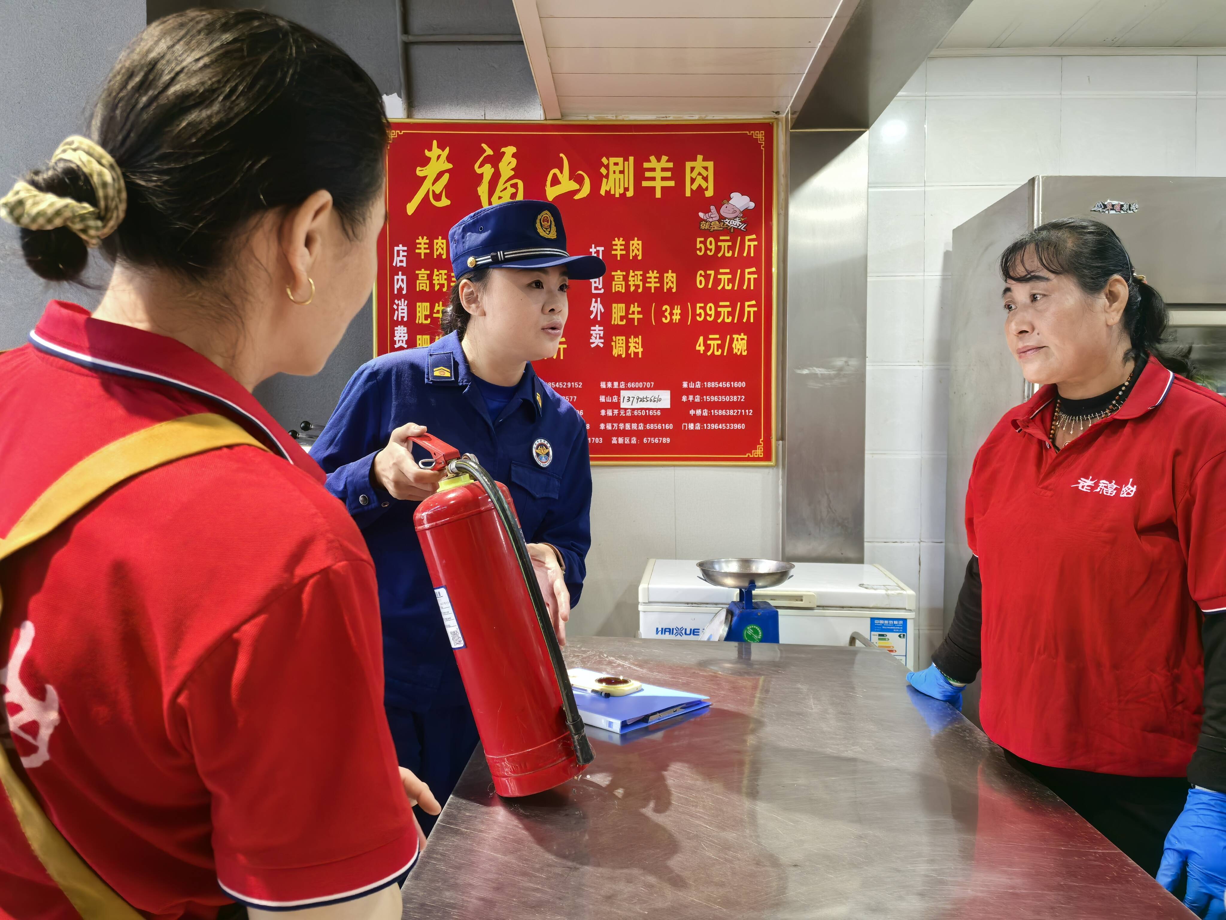 Kaiyun体育网站:烟台高新区:消防靶向施策筑牢小型餐饮场所消防安全“防火墙”(图1)