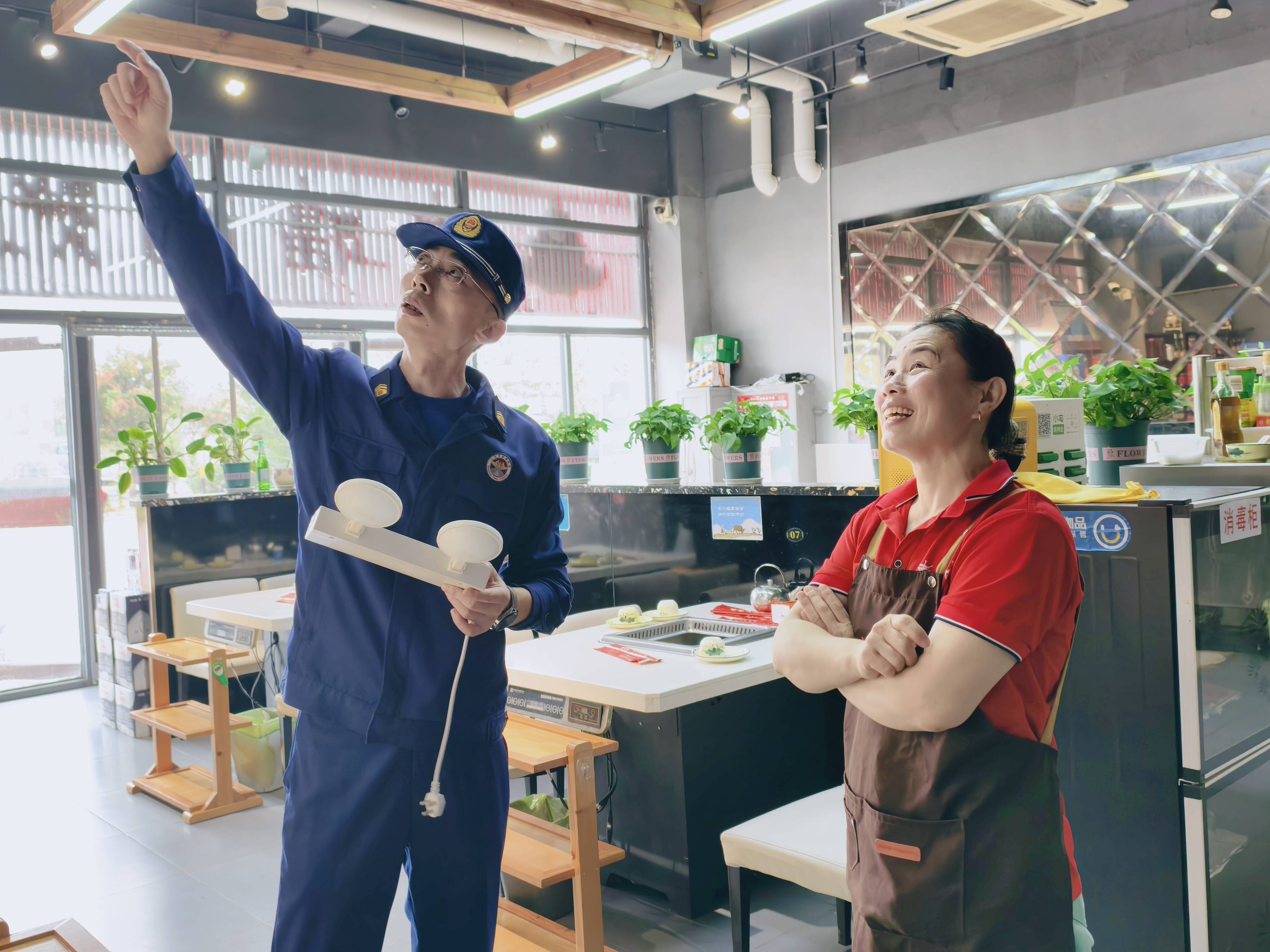 Kaiyun体育网站:烟台高新区:消防靶向施策筑牢小型餐饮场所消防安全“防火墙”(图2)