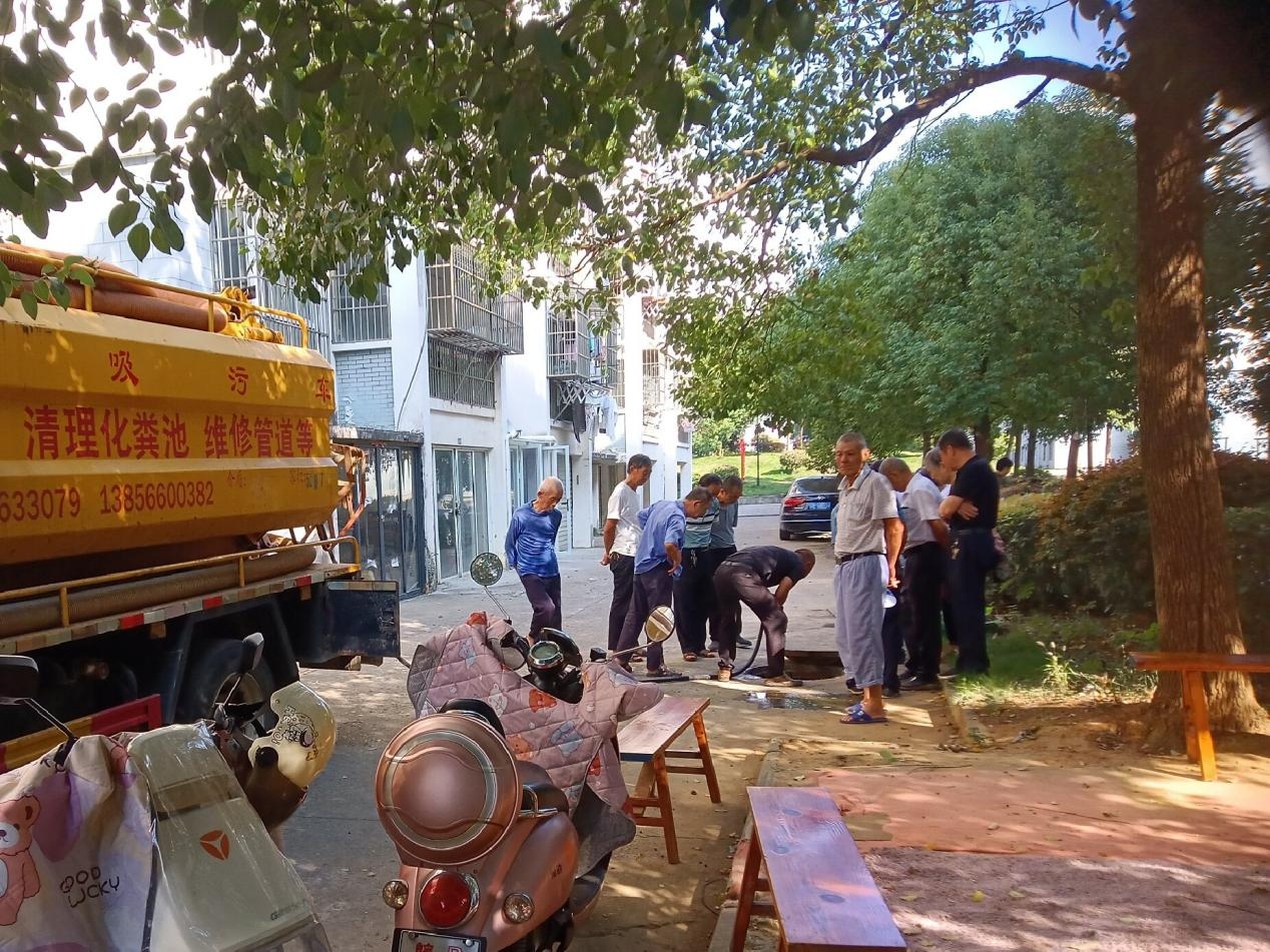 杏花村街道长岗社区：多方协同破难题两天疏通“堵心”污水管(图2)