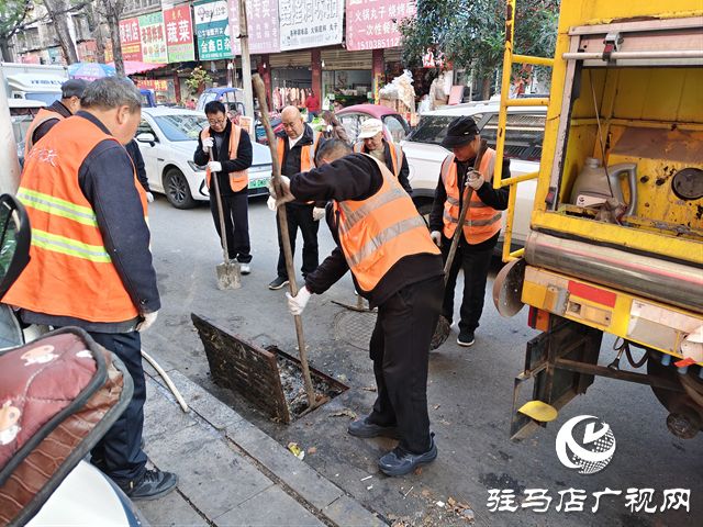 驻马店:下水道堵塞污水外溢城管高效响应快速疏通(图1)
