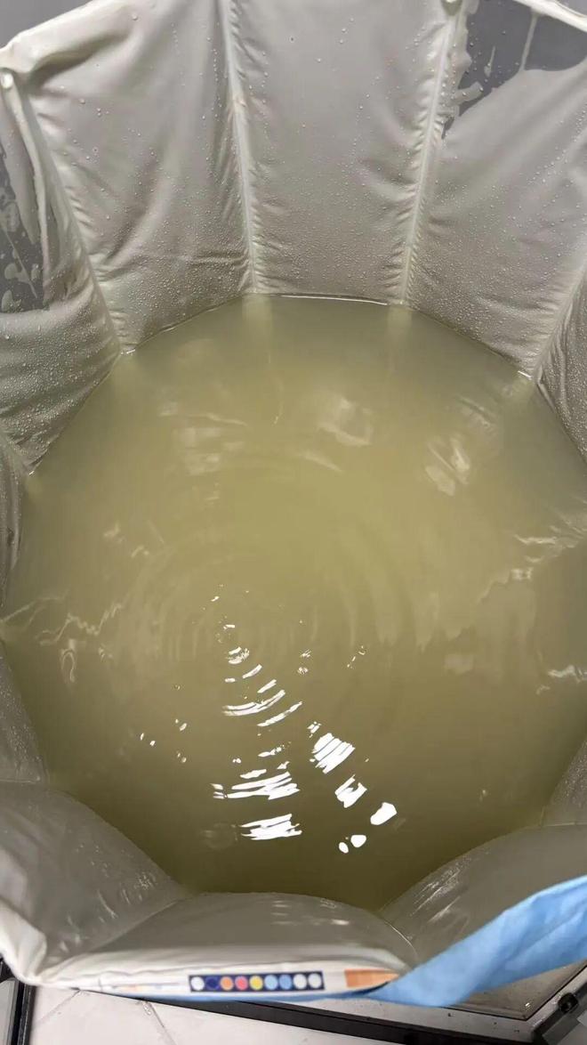 市区一小区自来水为何发黄发臭多日？还有刺鼻异味(图1)