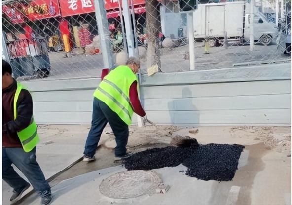 保定：高效修复供水管道挖槽消除通行隐患(图1)