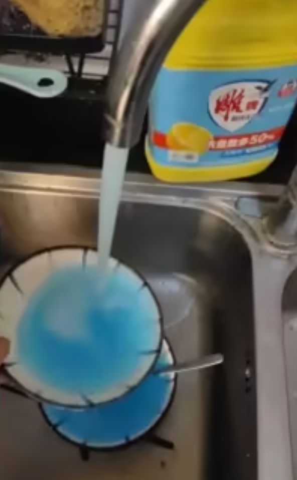 惊！广西柳州一居民家中水龙头流出蓝色液体？自来水公司回应→(图1)