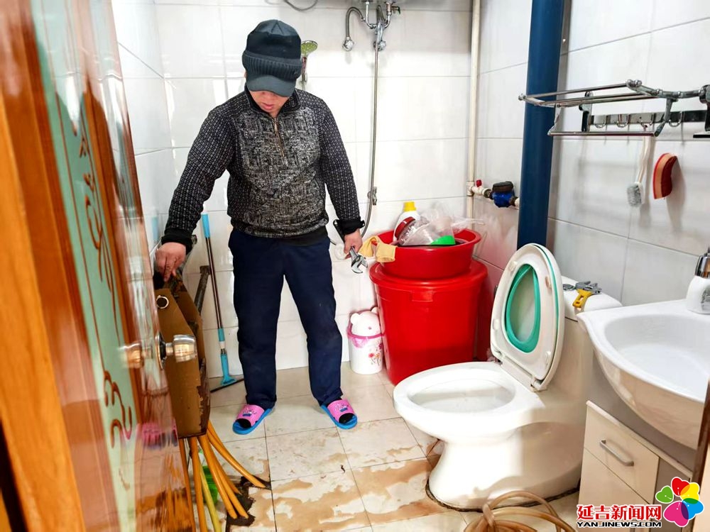 为困难家庭清洗地暖屋子暖了心也暖了(图1)