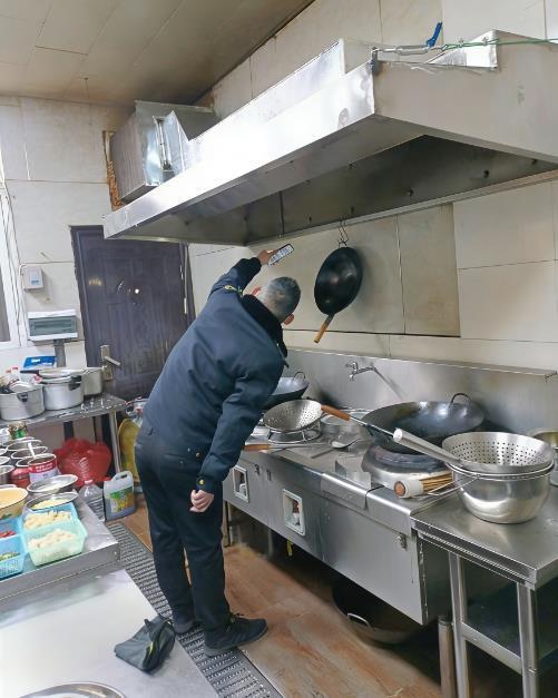 拧紧燃气“安全阀”东西湖区柏泉街开展专项执法行动守护冬春平安(图1)